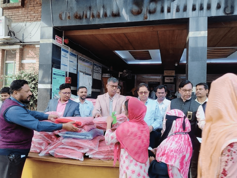 Distributing Clothing Gifts to Workers in Appreciation