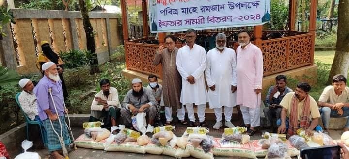 Distributing Iftar Packages During the Holy Month