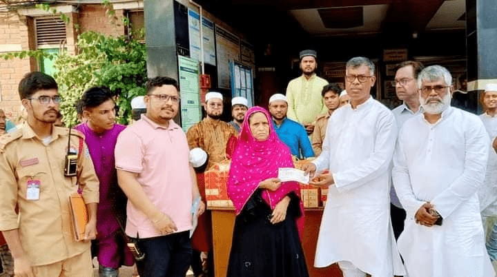 Distributing Iftar Packages During the Holy Month